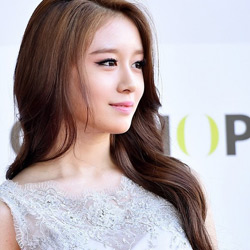 Ca sĩ Jiyeon